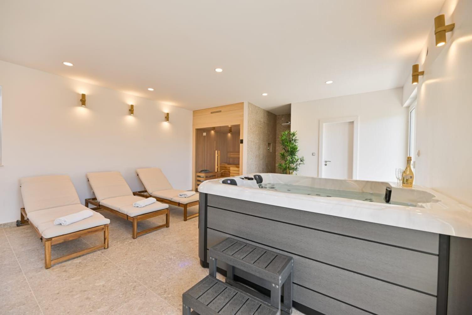 Villa Rozana - Beachfront Wellness Retreat Сегет-Враница Экстерьер фото