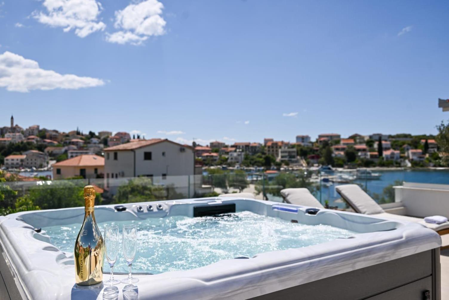 Villa Rozana - Beachfront Wellness Retreat Сегет-Враница Экстерьер фото